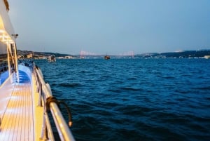 Istanbul: Bosphorus Sunset Cruise on a Luxurious Yacht