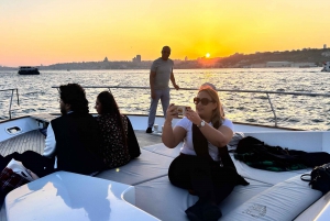 Istanbul: Bosphorus Sunset Cruise on a Luxury Yacht