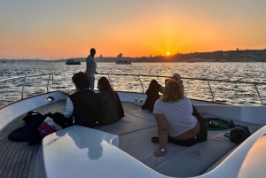 Istanbul: Bosphorus Sunset Cruise on a Luxury Yacht