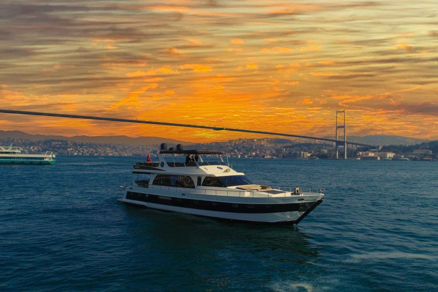 Istanbul: Bosphorus Sunset Cruise on Yacht with Live Guide