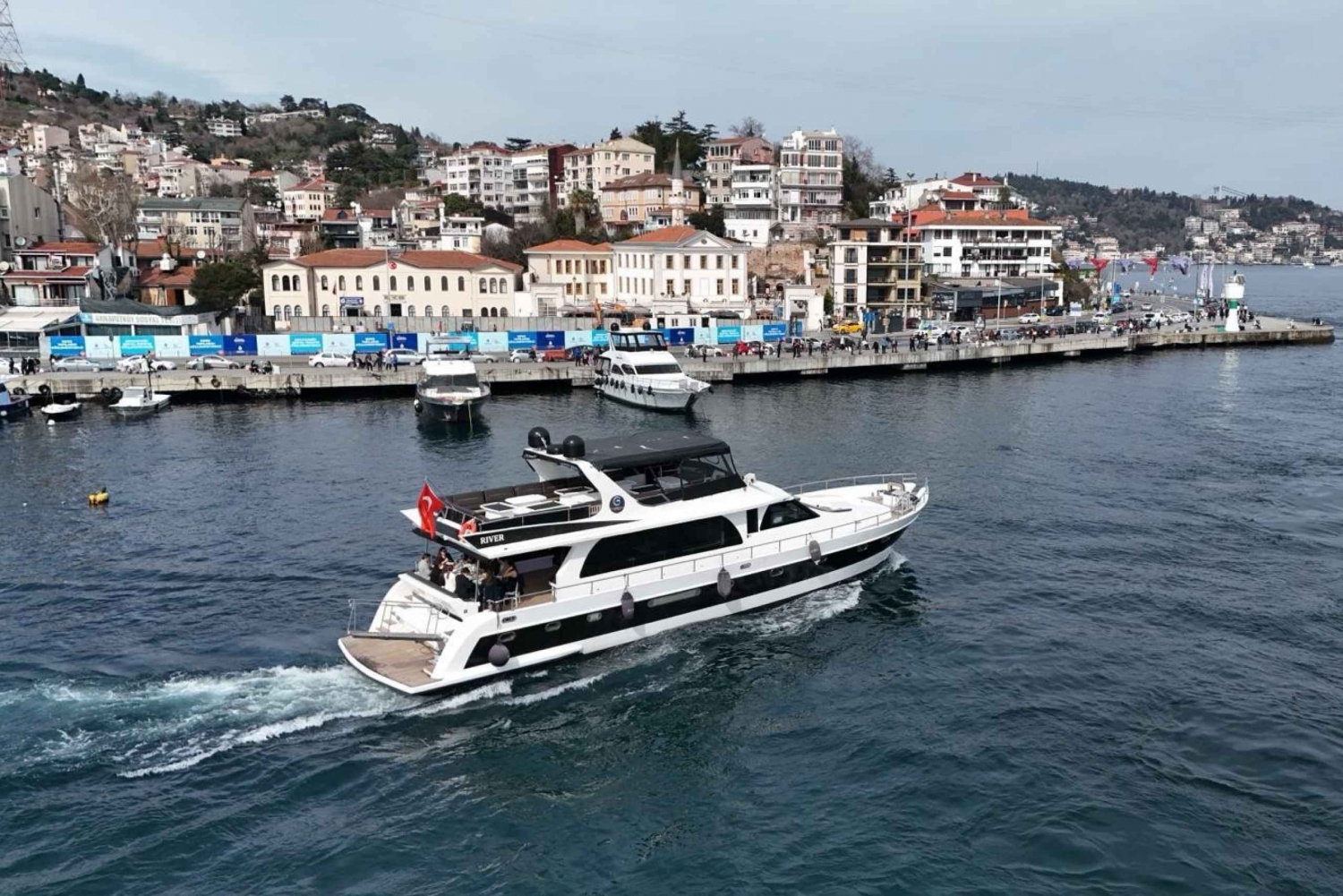 Istanbul: Bosphorus Sunset Cruise on Yacht with Live Guide