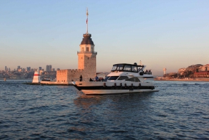 Istanbul: Bosphorus Sunset Cruise on Yacht with Live Guide