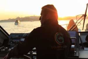 Istanbul: Bosphorus Sunset Cruise on Yacht with Live Guide