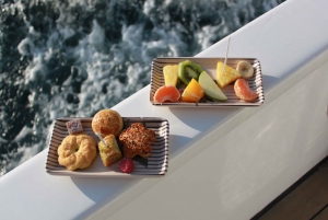 Istanbul: Bosphorus Sunset Cruise on Yacht with Live Guide