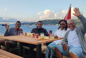 Istanbul: Bosphorus Sunset Cruise on Yacht with Live Guide