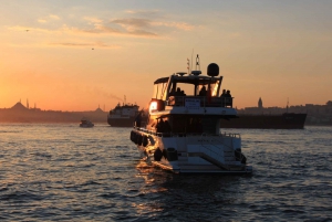Istanbul: Bosphorus Sunset Cruise on Yacht with Live Guide