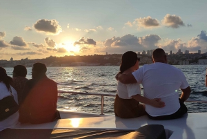 Istanbul: Bosphorus Sunset Cruise on Yacht with Live Guide