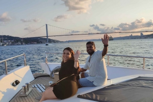 Istanbul: Bosphorus Sunset Cruise on Yacht with Live Guide