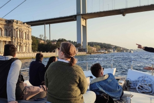 Istanbul: Bosphorus Sunset Cruise on Yacht with Live Guide