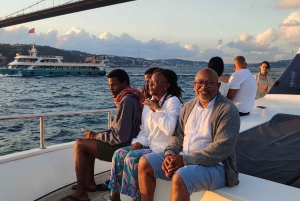 Istanbul: Bosphorus Sunset Cruise on Yacht with Live Guide