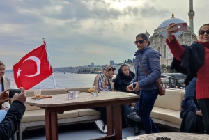 Istanbul: Bosphorus Sunset Cruise on Yacht with Live Guide