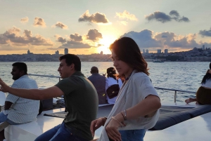 Istanbul: Bosphorus Sunset Cruise on Yacht with Live Guide