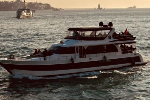 Istanbul: Bosphorus Sunset Cruise on Yacht with Live Guide