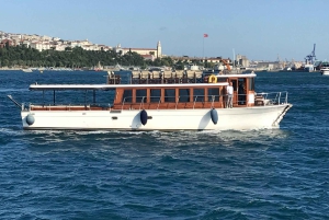Istanbul: Bosphorus Sunset Cruise on Yacht with Live Guide