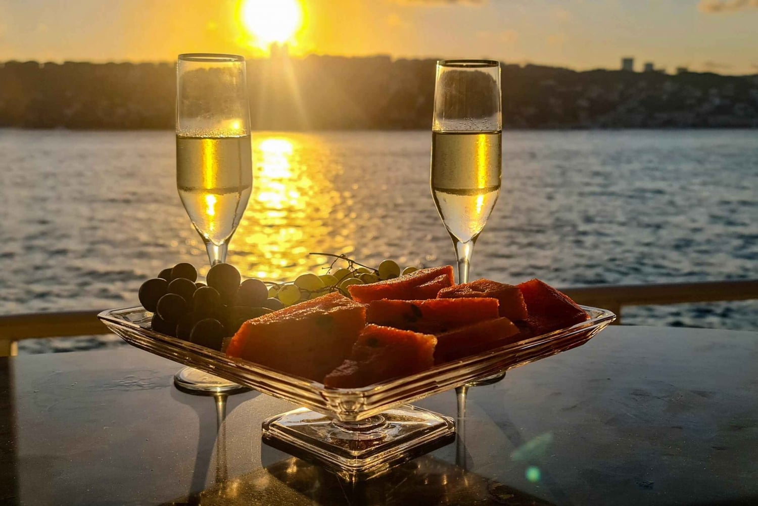 Istanbul: Bosphorus Sunset Cruise with Drinks & Snack