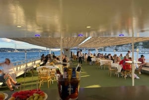 Istanbul: Bosphorus Sunset Cruise with Drinks & Snack