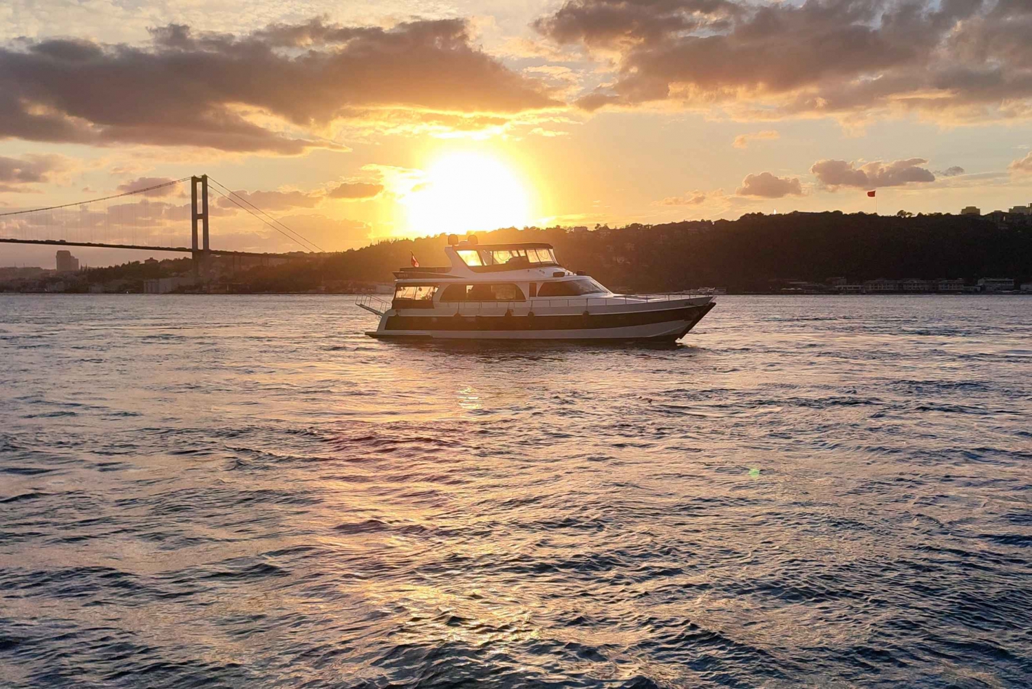 Istanbul: Bosphorus Sunset Cruise with Snacks and Wine