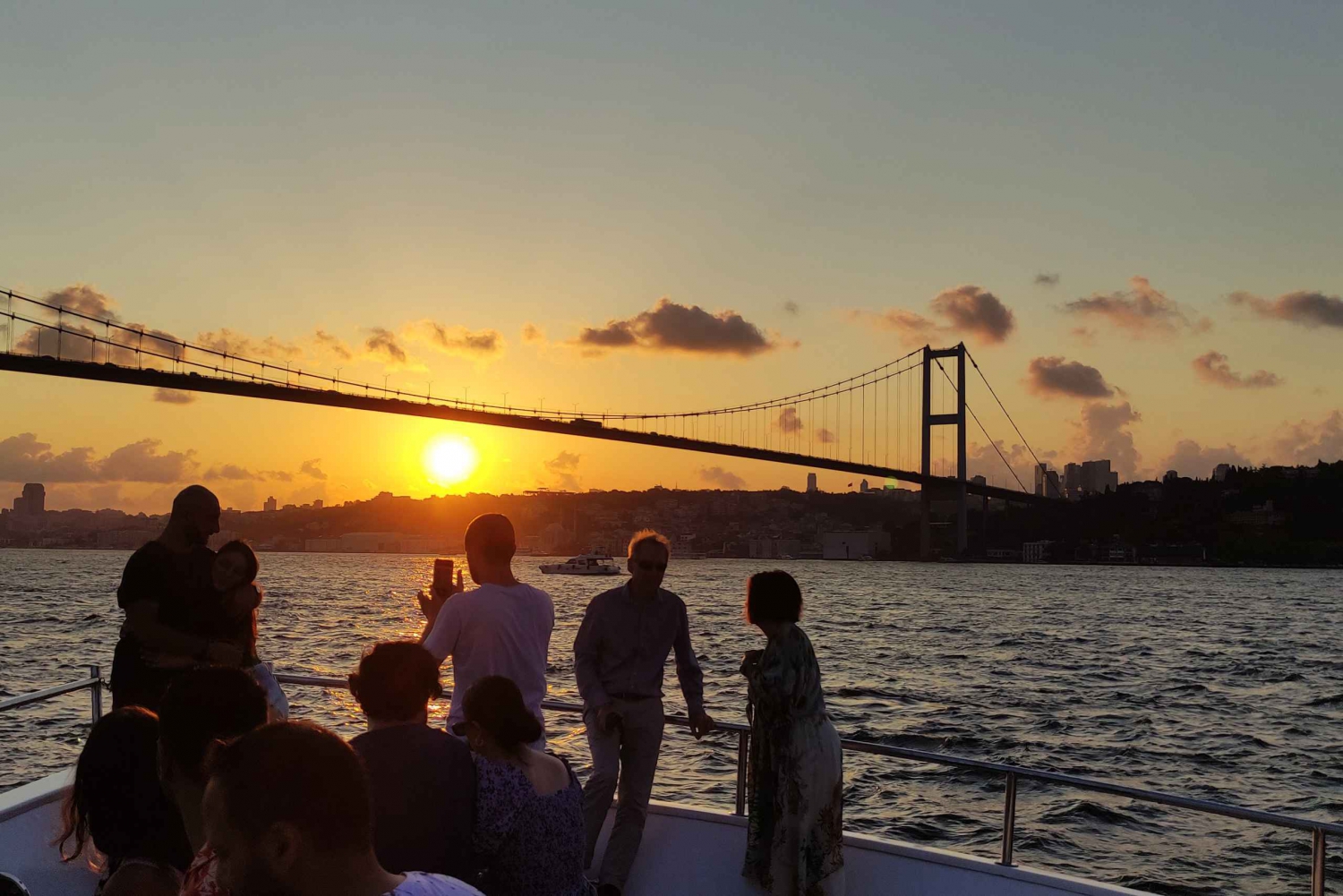 Istanbul: Bosphorus Sunset Cruise with Snacks and Wine