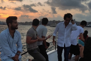 Istanbul: Bosphorus Sunset Cruise with Snacks and Wine
