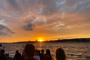 Istanbul: Bosphorus Sunset Cruise with Snacks and Wine