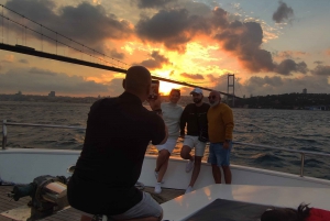 Istanbul: Bosphorus Sunset Cruise with Snacks and Wine