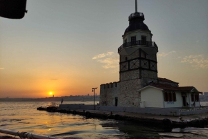 Istanbul: Bosphorus Sunset Cruise with Snacks and Wine