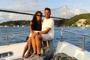 Istanbul: Bosphorus Sunset Cruise with Snacks and Wine