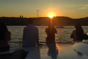 Istanbul: Bosphorus Sunset Cruise with Snacks and Wine
