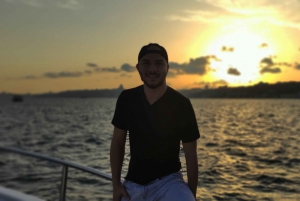 Istanbul: Bosphorus Sunset Cruise with Snacks and Wine