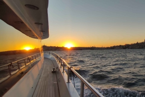 Istanbul: Bosphorus Sunset Cruise with Snacks and Wine