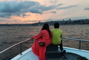 Istanbul: Bosphorus Sunset Cruise with Snacks and Wine