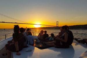 Istanbul: Bosphorus Sunset Cruise with Snacks and Wine
