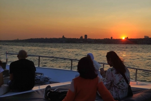 Istanbul: Bosphorus Sunset Cruise with Snacks and Wine
