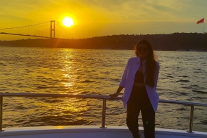 Istanbul: Bosphorus Sunset Cruise with Snacks and Wine