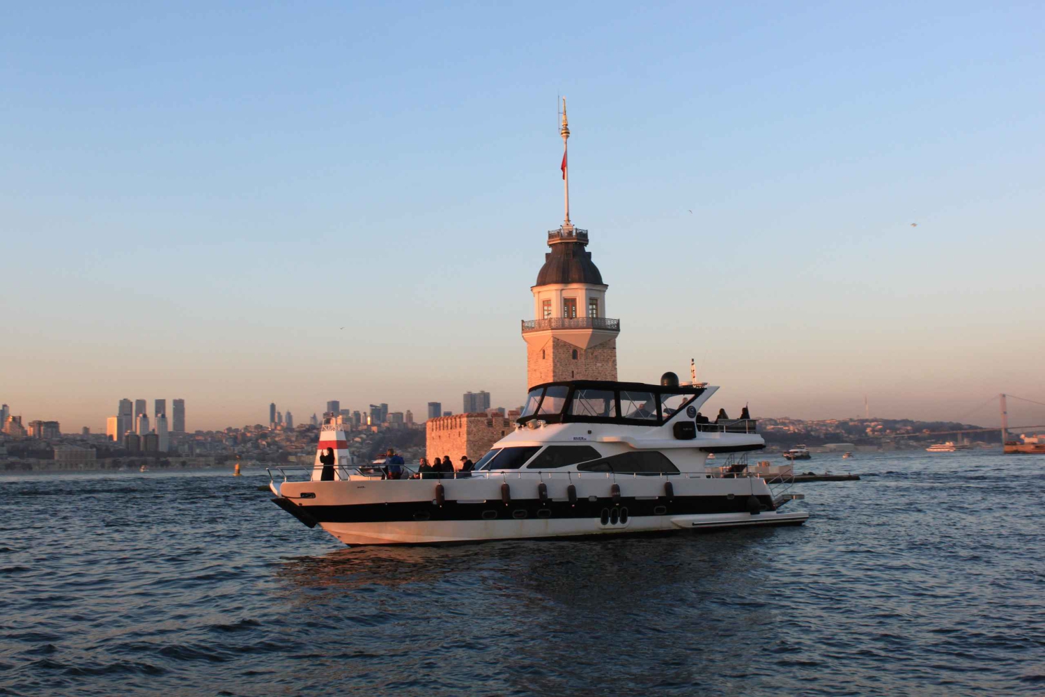 Istanbul: Bosphorus Sunset or Night Yacht Cruise & Transfers