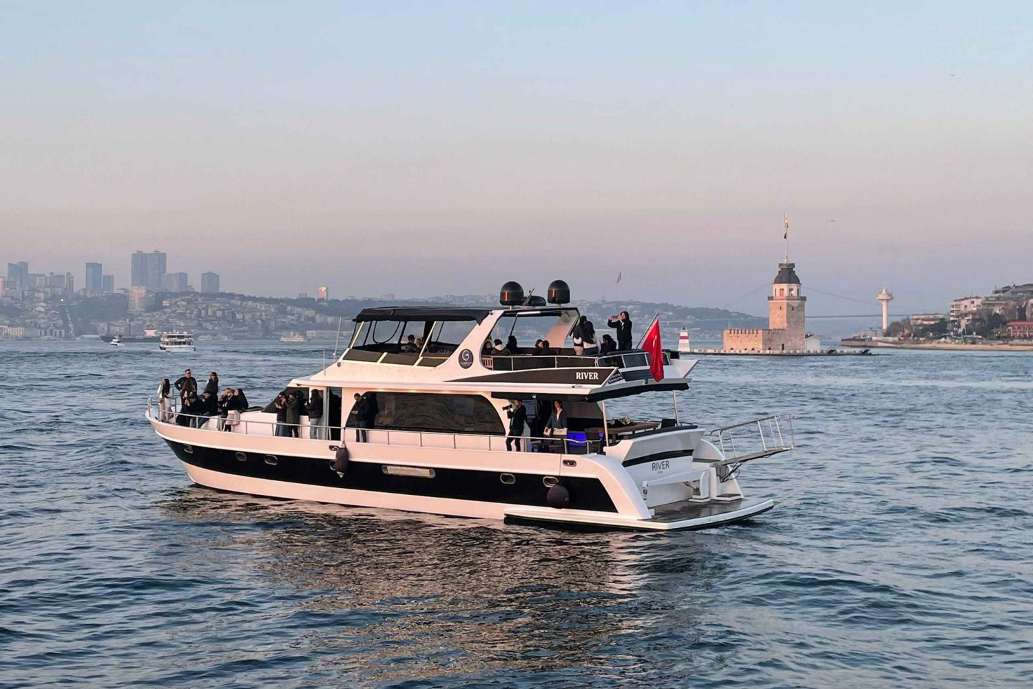 Istanbul: Bosphorus Sunset or Night Yacht Cruise & Transfers