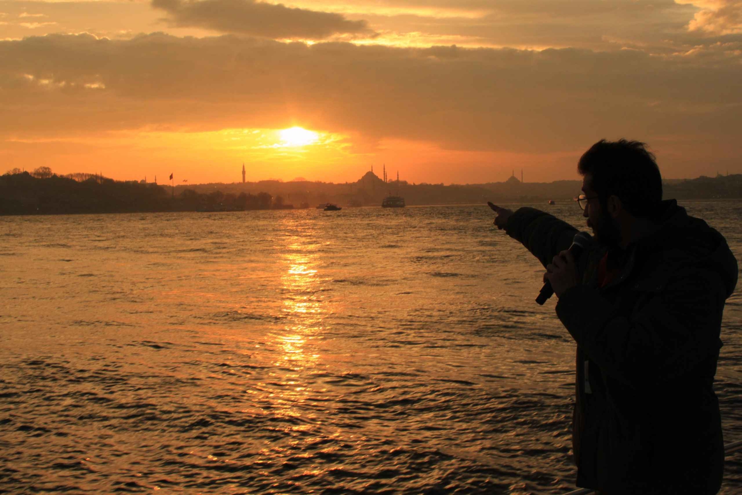 Istanbul: Bosphorus Sunset or Night Yacht Cruise & Transfers