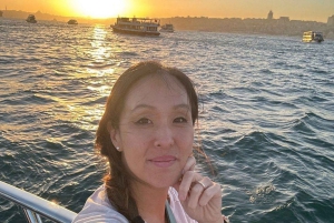 Istanbul: Bosphorus Sunset or Night Yacht Cruise & Transfers