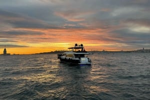 Istanbul: Bosphorus Sunset Yacht Cruise with Live Guide