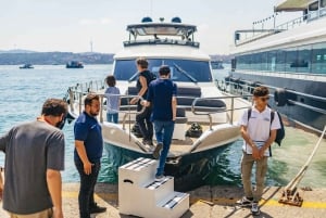 Istanbul: Bosphorus Yacht Cruise with Stopover on Asian Side