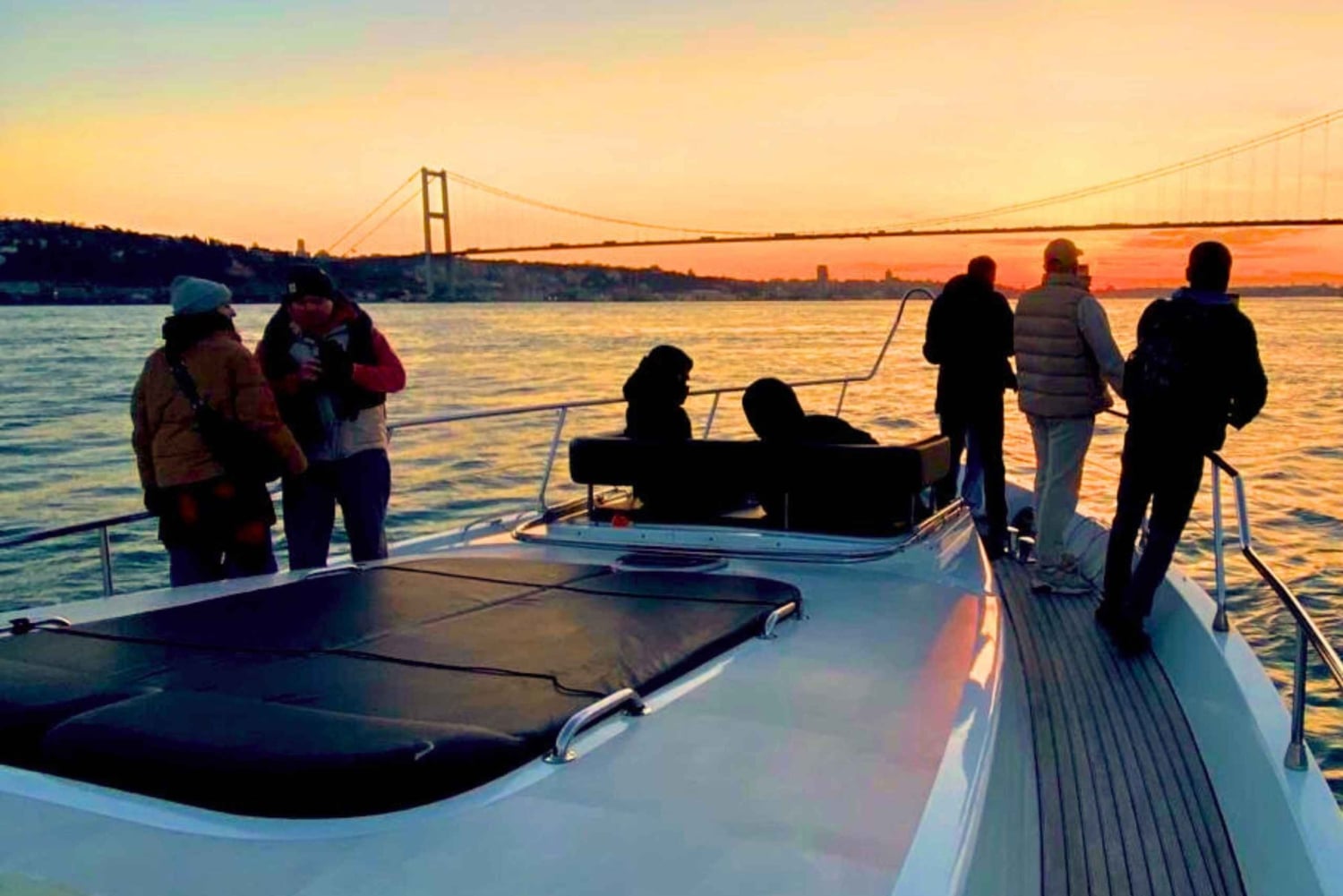 Istanbul: Daytime Bosphorus Yacht Cruise with Fruit & Snacks