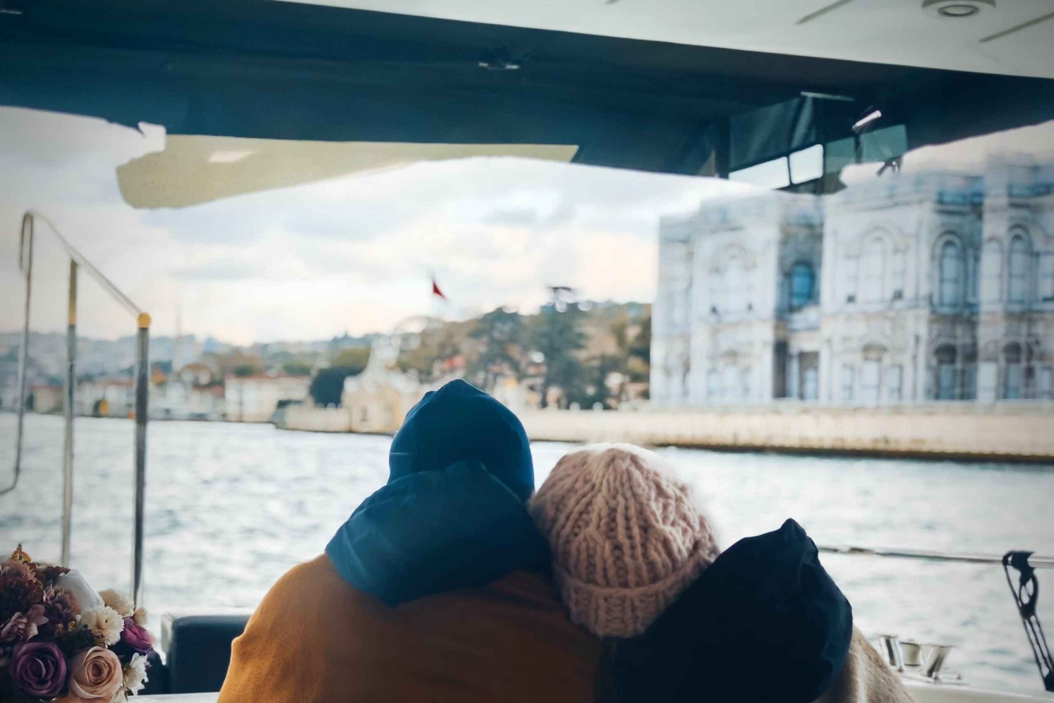 Istanbul: Daytime Bosphorus Yacht Cruise with Fruit & Snacks