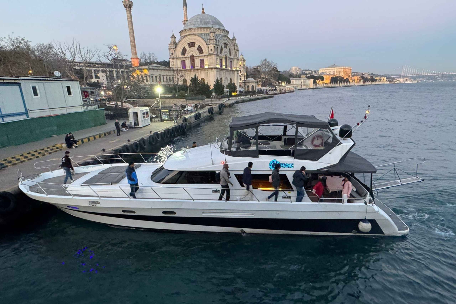 Istanbul: Daytime Bosphorus Yacht Cruise with Fruit & Snacks