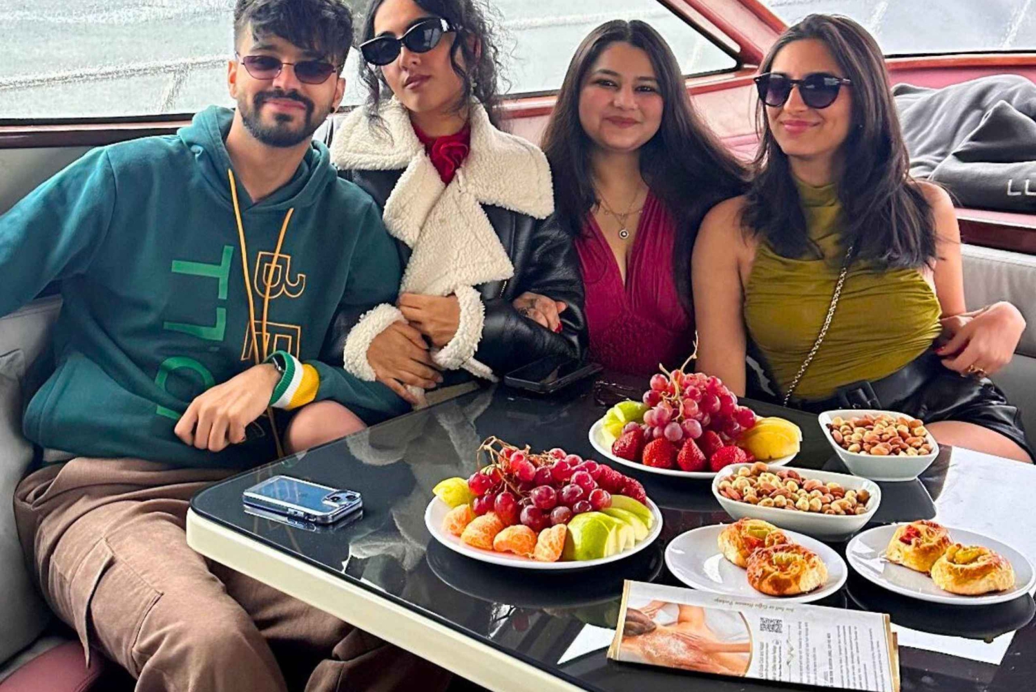 Istanbul: Daytime Bosphorus Yacht Cruise with Fruit & Snacks