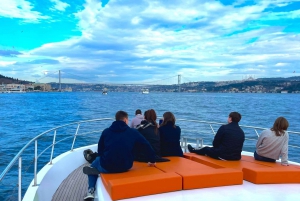 Istanbul: Daytime Bosphorus Yacht Cruise with Fruit & Snacks