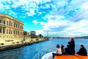 Istanbul: Daytime Bosphorus Yacht Cruise with Fruit & Snacks