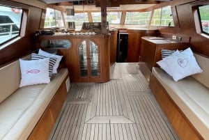 Istanbul: Daytime Bosphorus Yacht Cruise with Fruit & Snacks