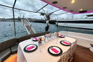 Istanbul: Daytime Bosphorus Yacht Cruise with Fruit & Snacks