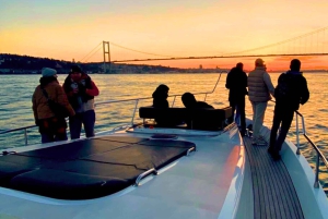 Istanbul: Daytime Bosphorus Yacht Cruise with Fruit & Snacks