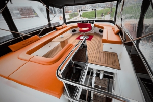 Istanbul: Daytime Bosphorus Yacht Cruise with Fruit & Snacks